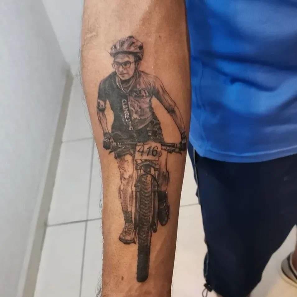 Artista se tatúa a Carlitos, ciclista fallecido en Coatzacoalcos