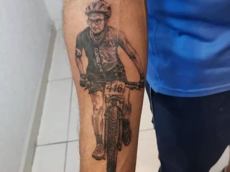 Artista se tatúa a Carlitos, ciclista fallecido en Coatzacoalcos