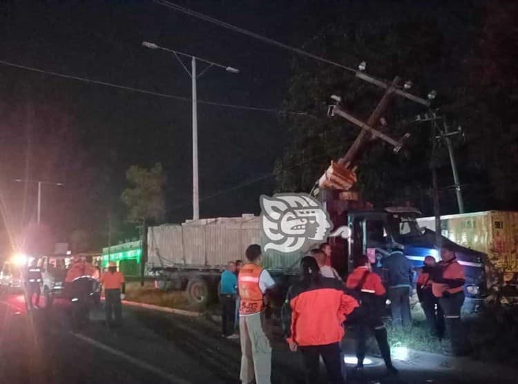 Camión cargado de block choca contra poste de la CFE en el bulevar Banderilla