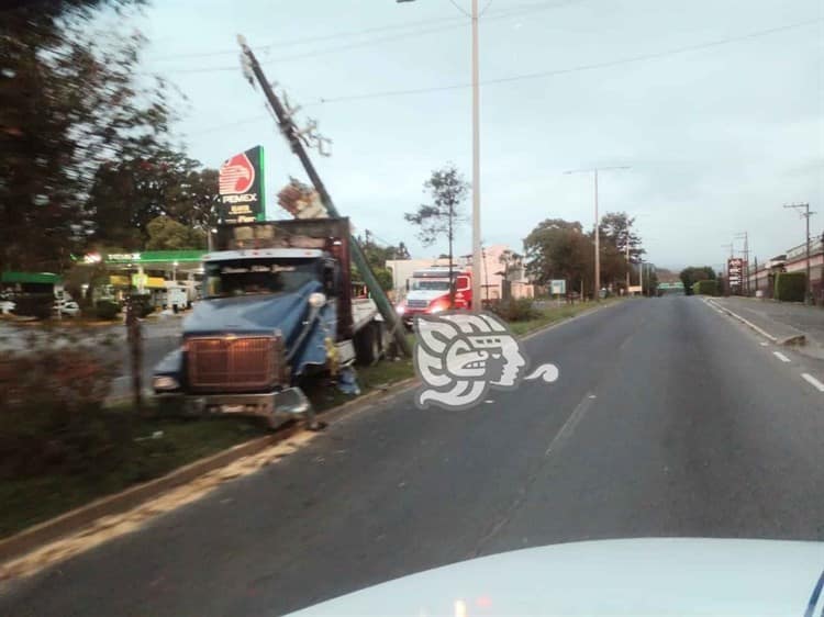 Camión cargado de block choca contra poste de la CFE en el bulevar Banderilla