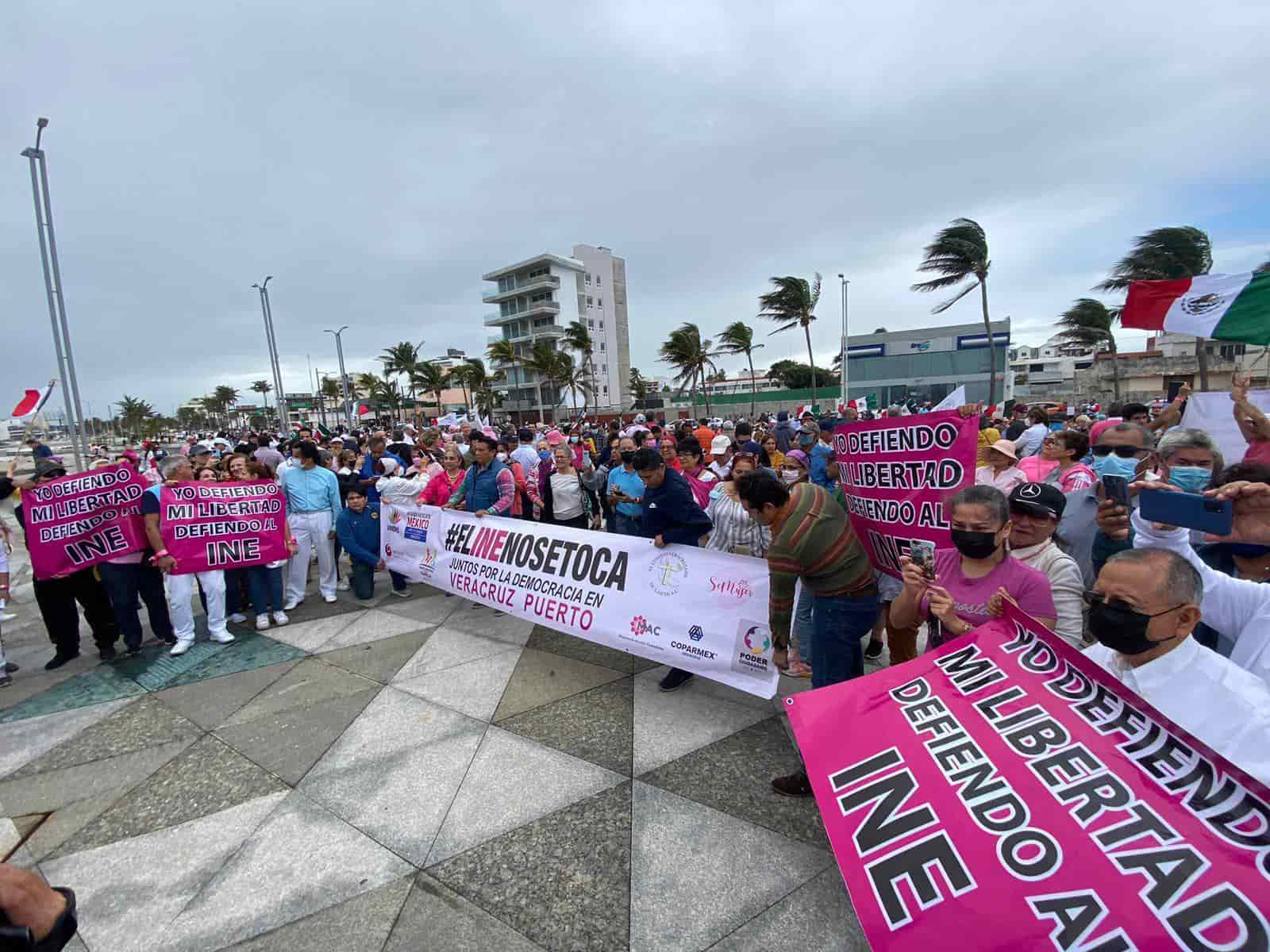 Veracruzanos se suman a la marcha nacional en defensa del INE(+Video)