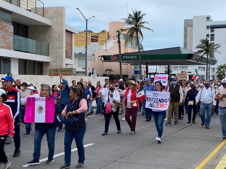 Veracruzanos se suman a la marcha nacional en defensa del INE(+Video)