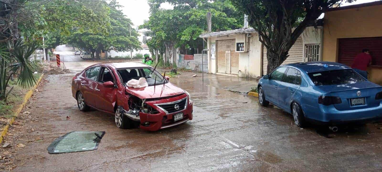 Conductor pierde el control de su coche y provoca aparatoso choque en el Centro de Coatzacoalcos