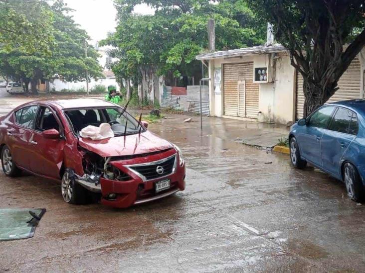 Conductor pierde el control de su coche y provoca aparatoso choque en el Centro de Coatzacoalcos