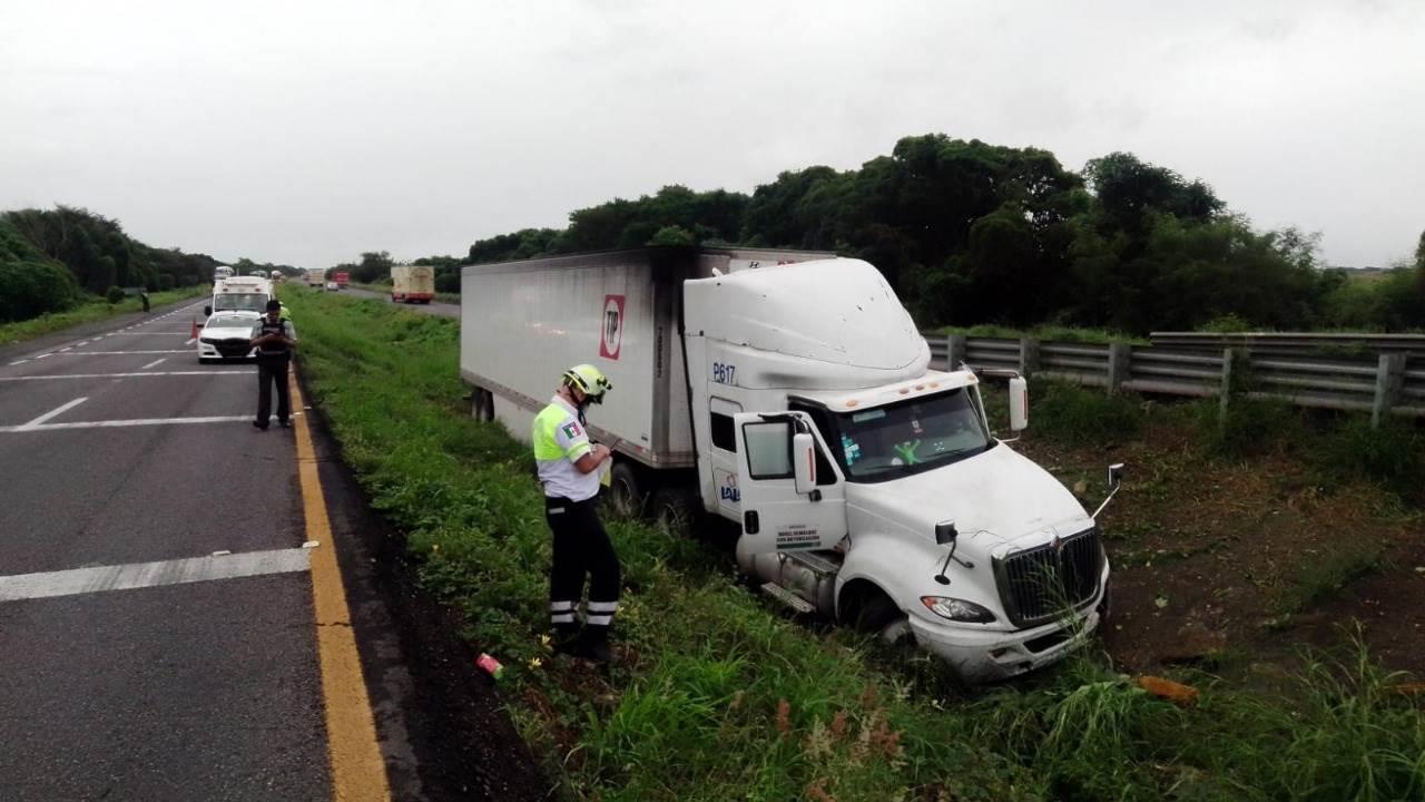 Tráiler se sale en la autopista La Tinaja - Cosoleacaque