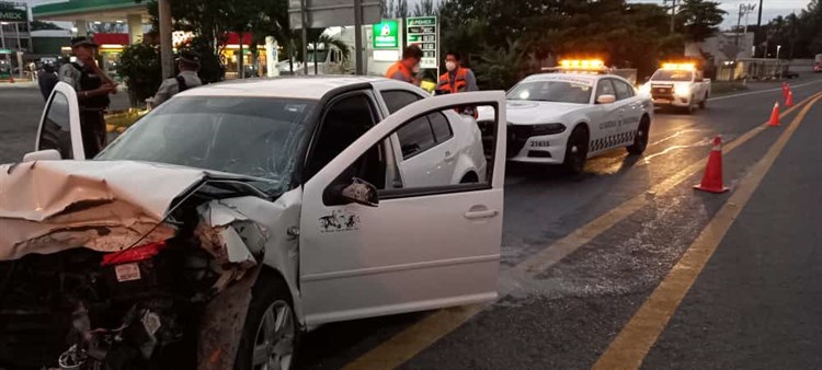 Auto se incrusta debajo de tráiler en Cardel; hospitalizan a joven