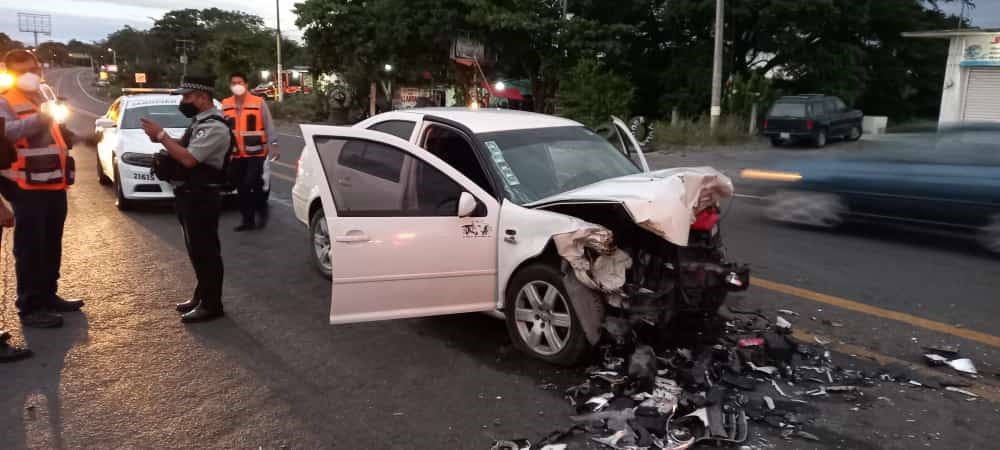 Auto se incrusta debajo de tráiler en Cardel; hospitalizan a joven