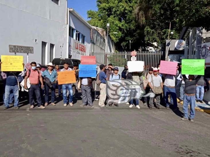 Indígenas de Chicontepec exigen caminos y puentes tomando la SIOP (+Video)