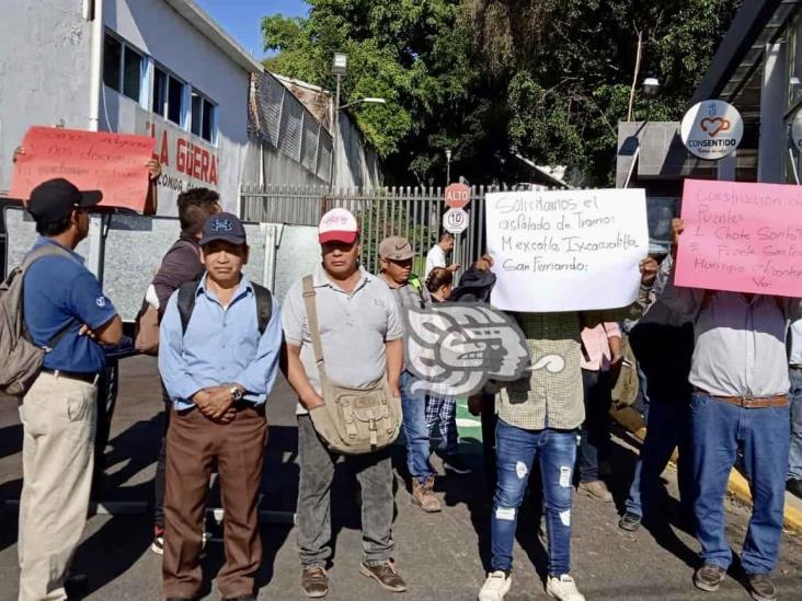 Indígenas de Chicontepec exigen caminos y puentes tomando la SIOP (+Video)