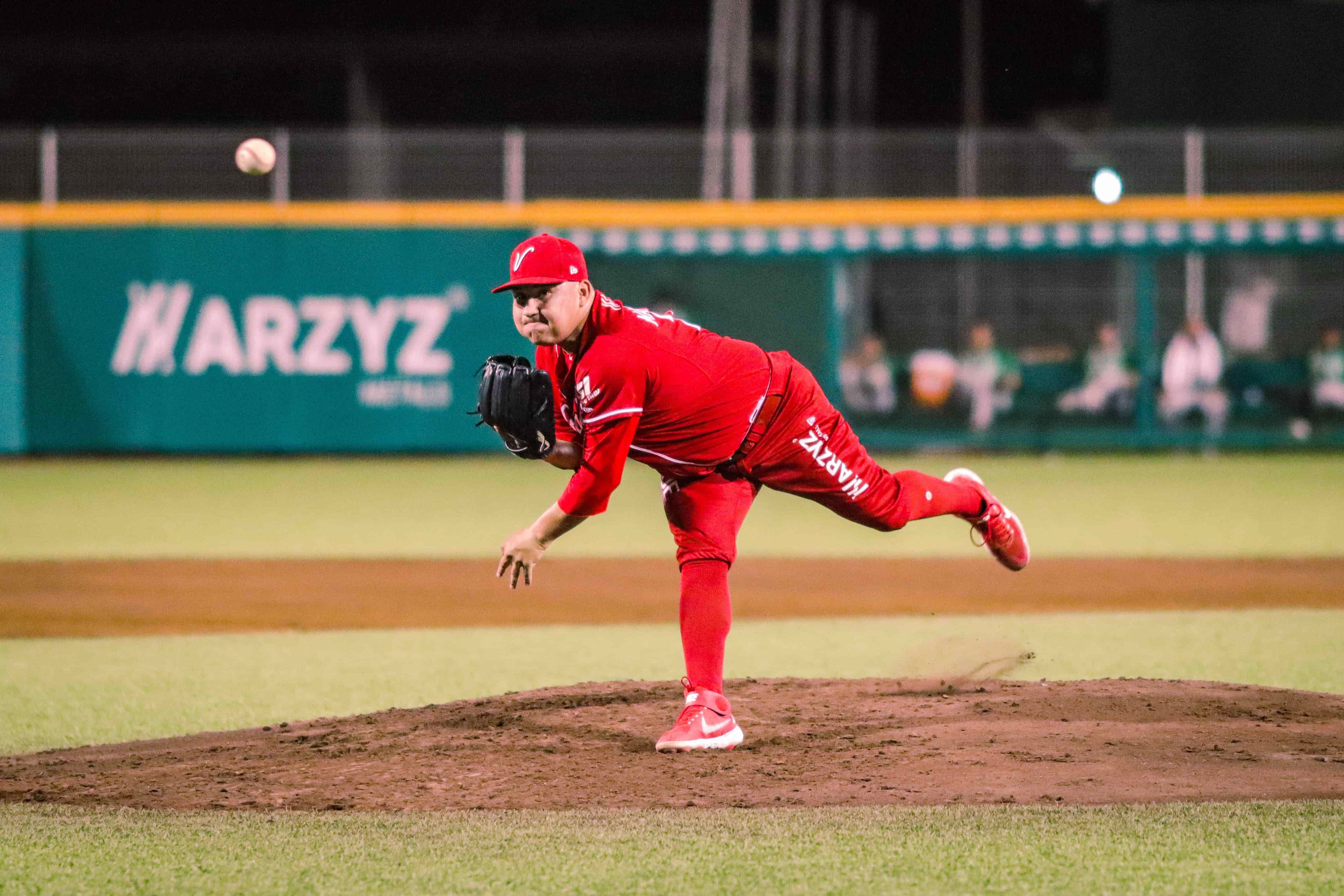 Recibe Luis Márquez gran honor en la LMB