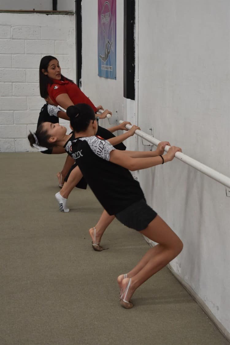 Estefy González, entrenadora nacional de Gimnasia Rítmica, da curso en Xalapa