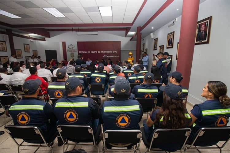 Entregan equipo de protección a bomberos de Poza Rica