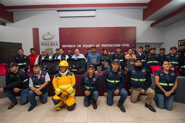 Entregan equipo de protección a bomberos de Poza Rica