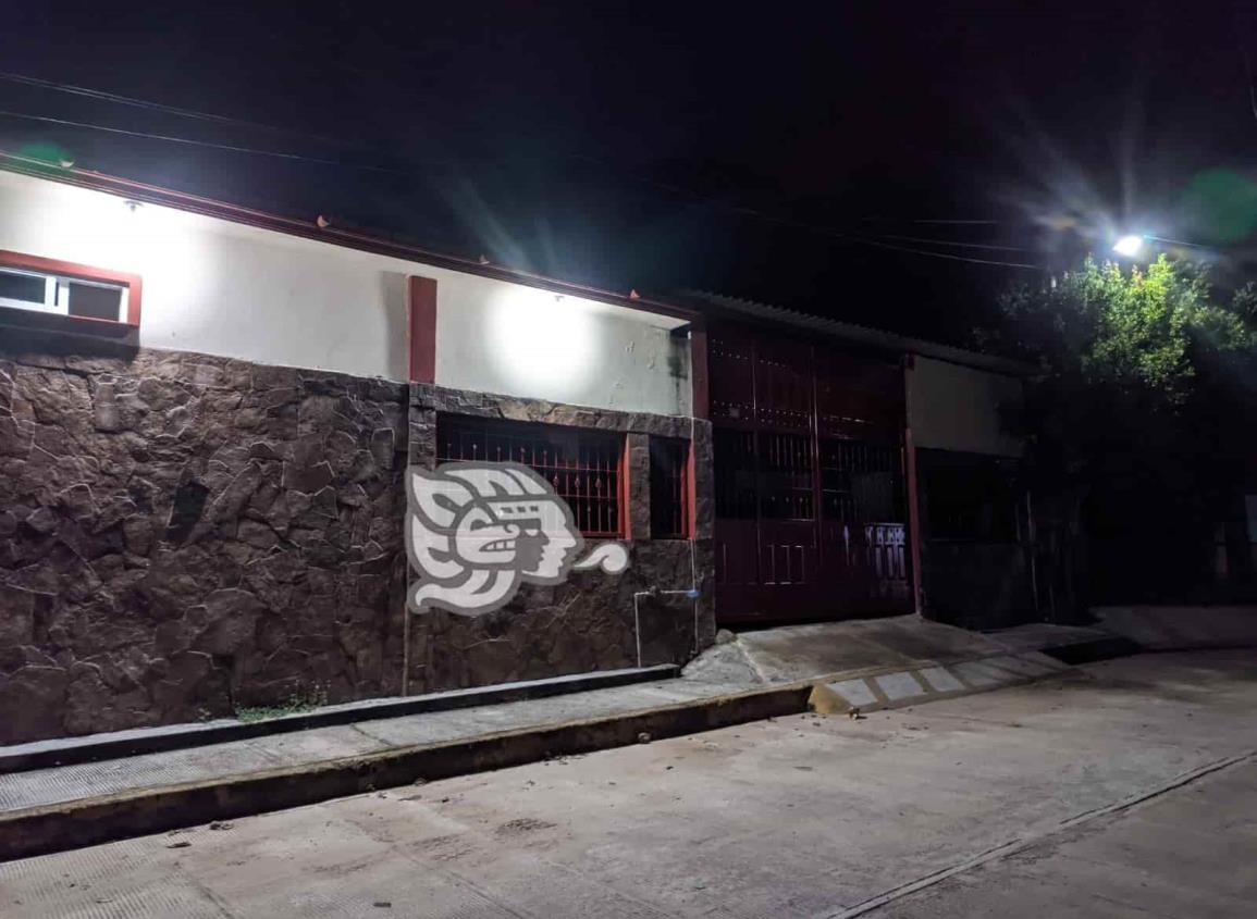 Balean casa de comerciante de ropa, en Oluta