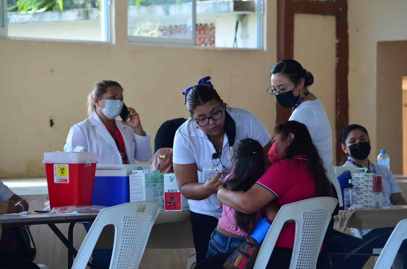 Con retraso y afluencia moderada, inició vacunación de menores rezagados en Medellín