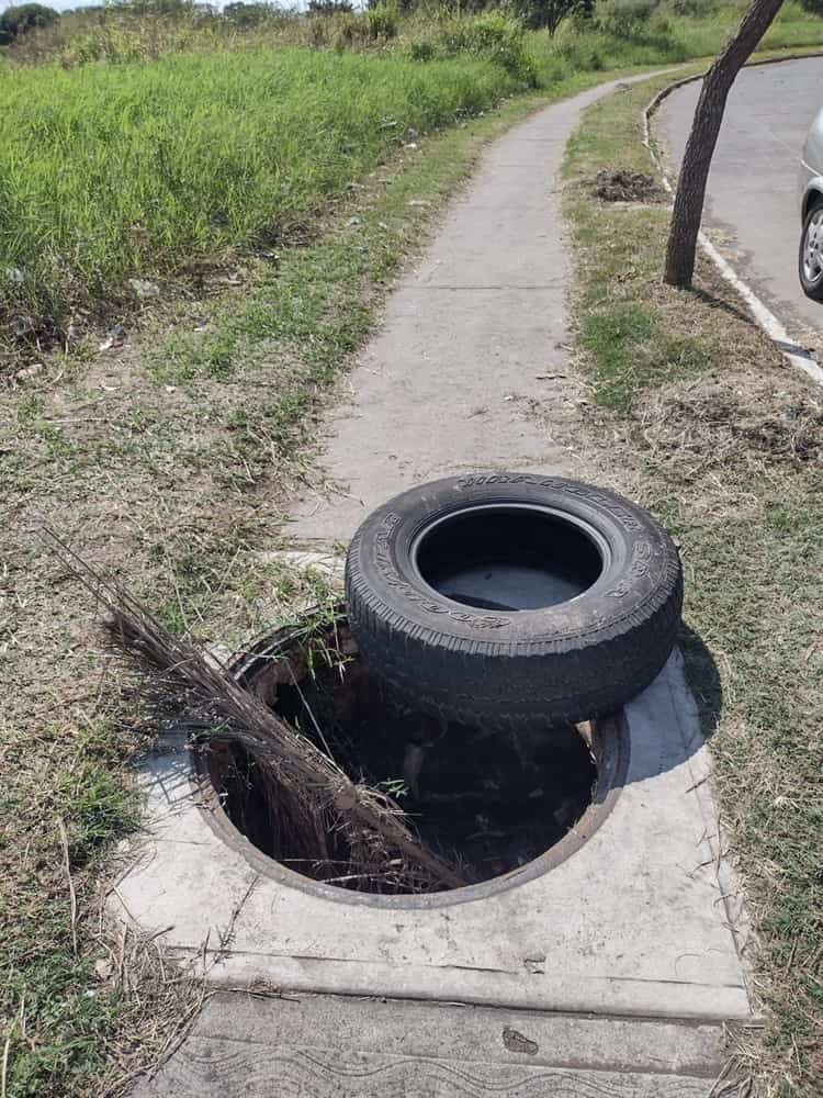 ¡Precaución! Registros sin tapas, cables expuestos y bancas destruidas en avenida de Puente Moreno