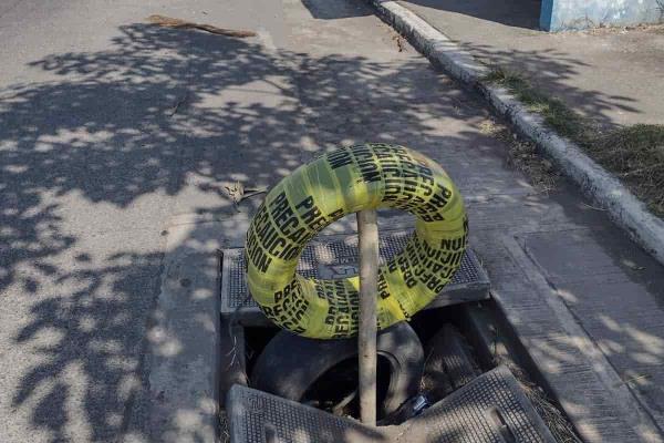 ¡Precaución! Registros sin tapas, cables expuestos y bancas destruidas en avenida de Puente Moreno