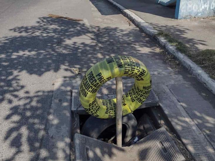 ¡Precaución! Registros sin tapas, cables expuestos y bancas destruidas en avenida de Puente Moreno