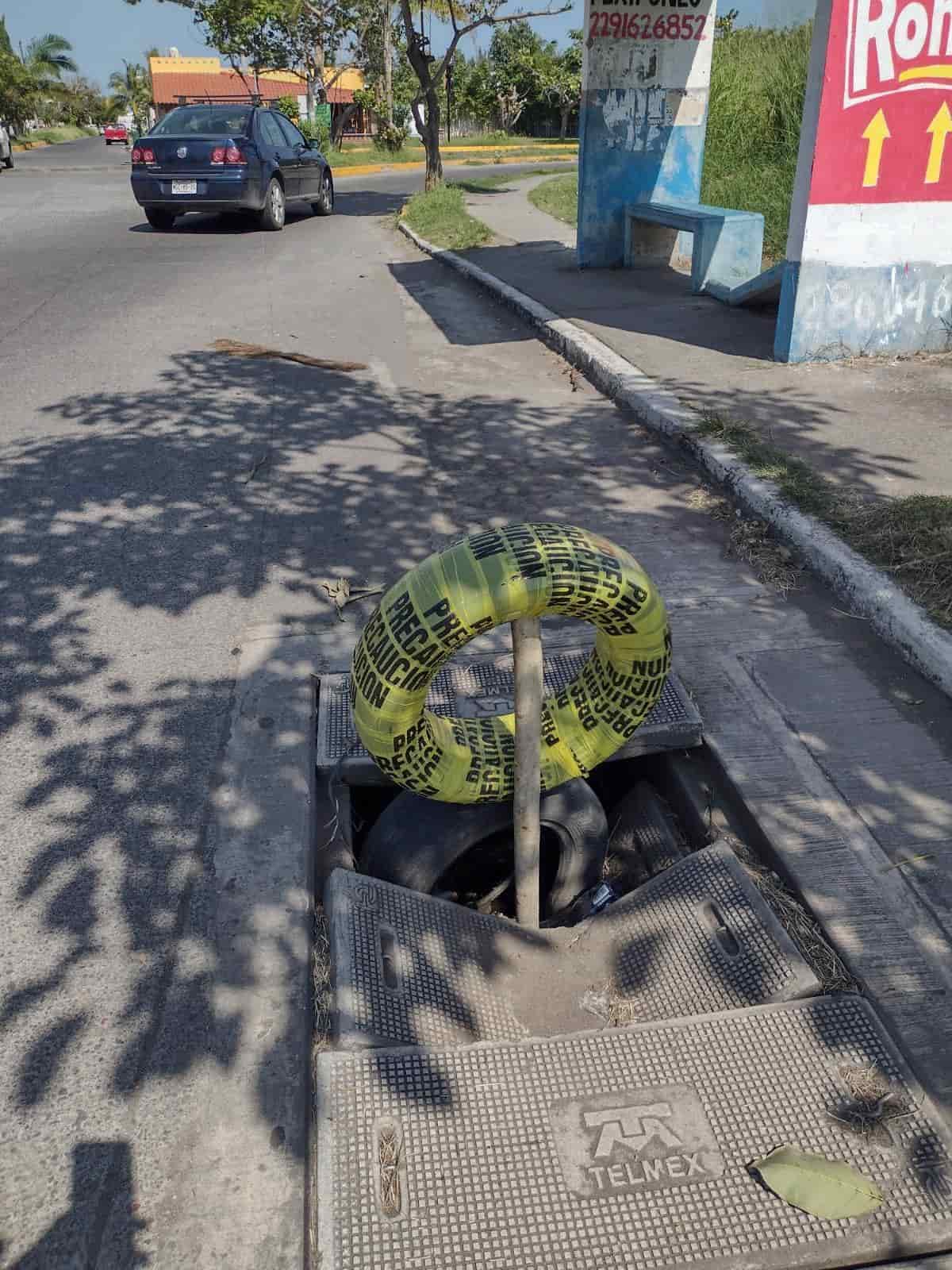 ¡Precaución! Registros sin tapas, cables expuestos y bancas destruidas en avenida de Puente Moreno