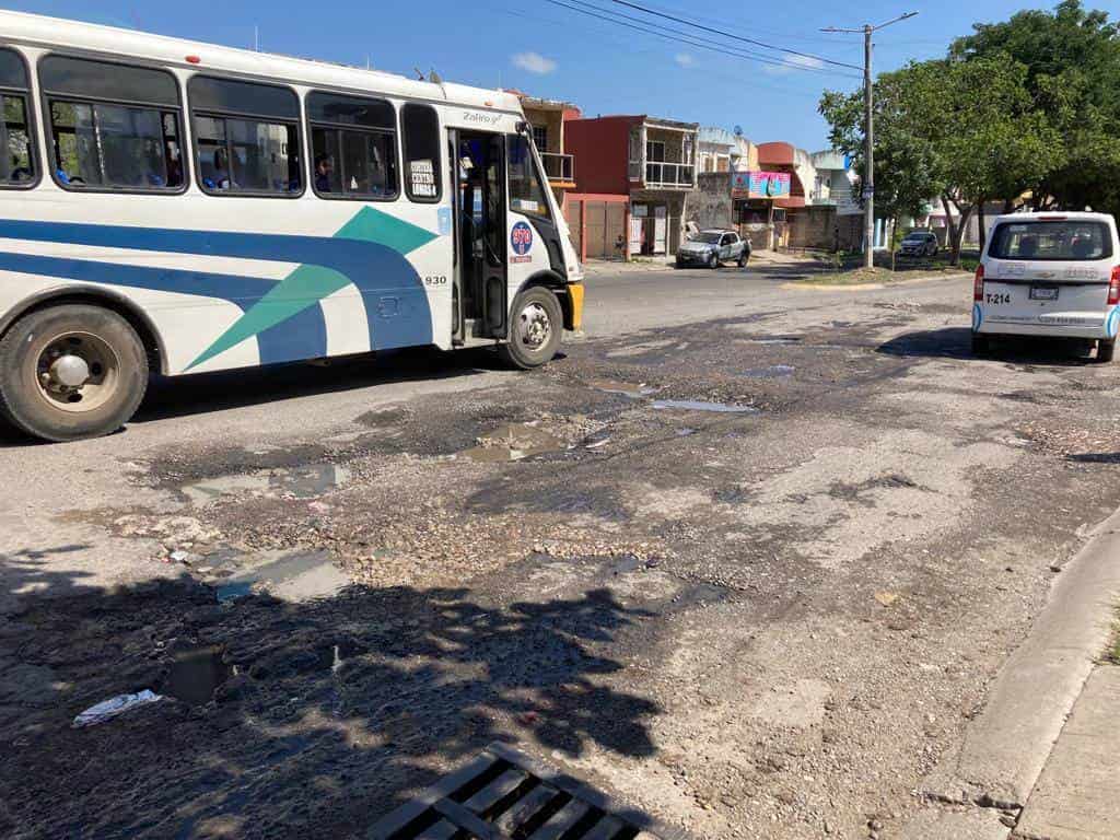 “Cráteres” y registros sin tapa son el “terror” de vecinos en el Fraccionamiento Los Torrentes en Veracruz