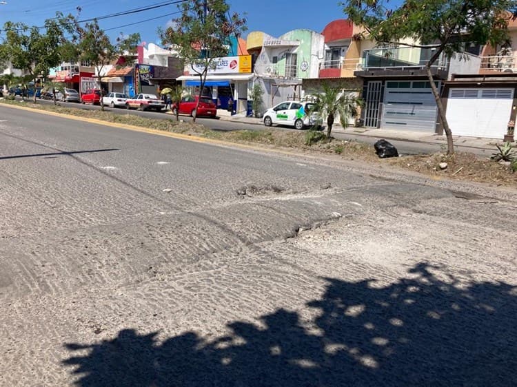 “Cráteres” y registros sin tapa son el “terror” de vecinos en el Fraccionamiento Los Torrentes en Veracruz