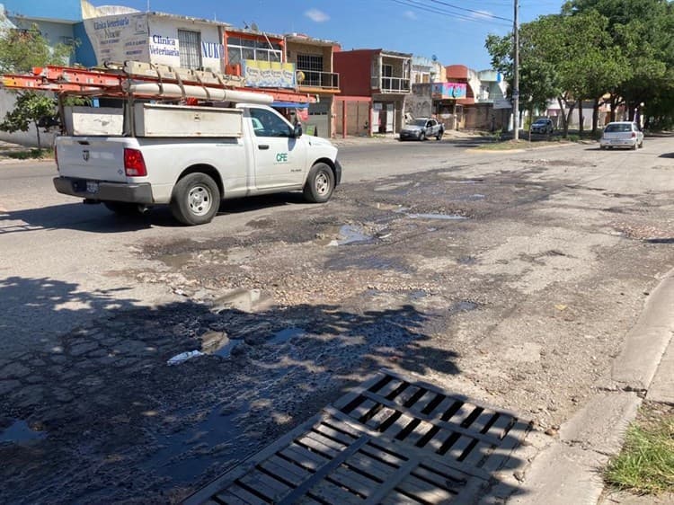 “Cráteres” y registros sin tapa son el “terror” de vecinos en el Fraccionamiento Los Torrentes en Veracruz