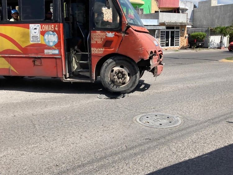 “Cráteres” y registros sin tapa son el “terror” de vecinos en el Fraccionamiento Los Torrentes en Veracruz