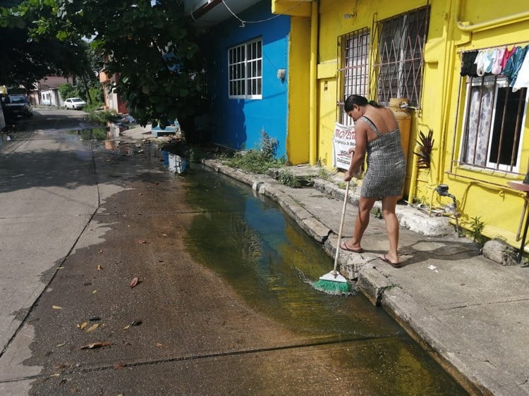 Llevan meses con aguas negras en la calle Xicoténcatl(+Video)