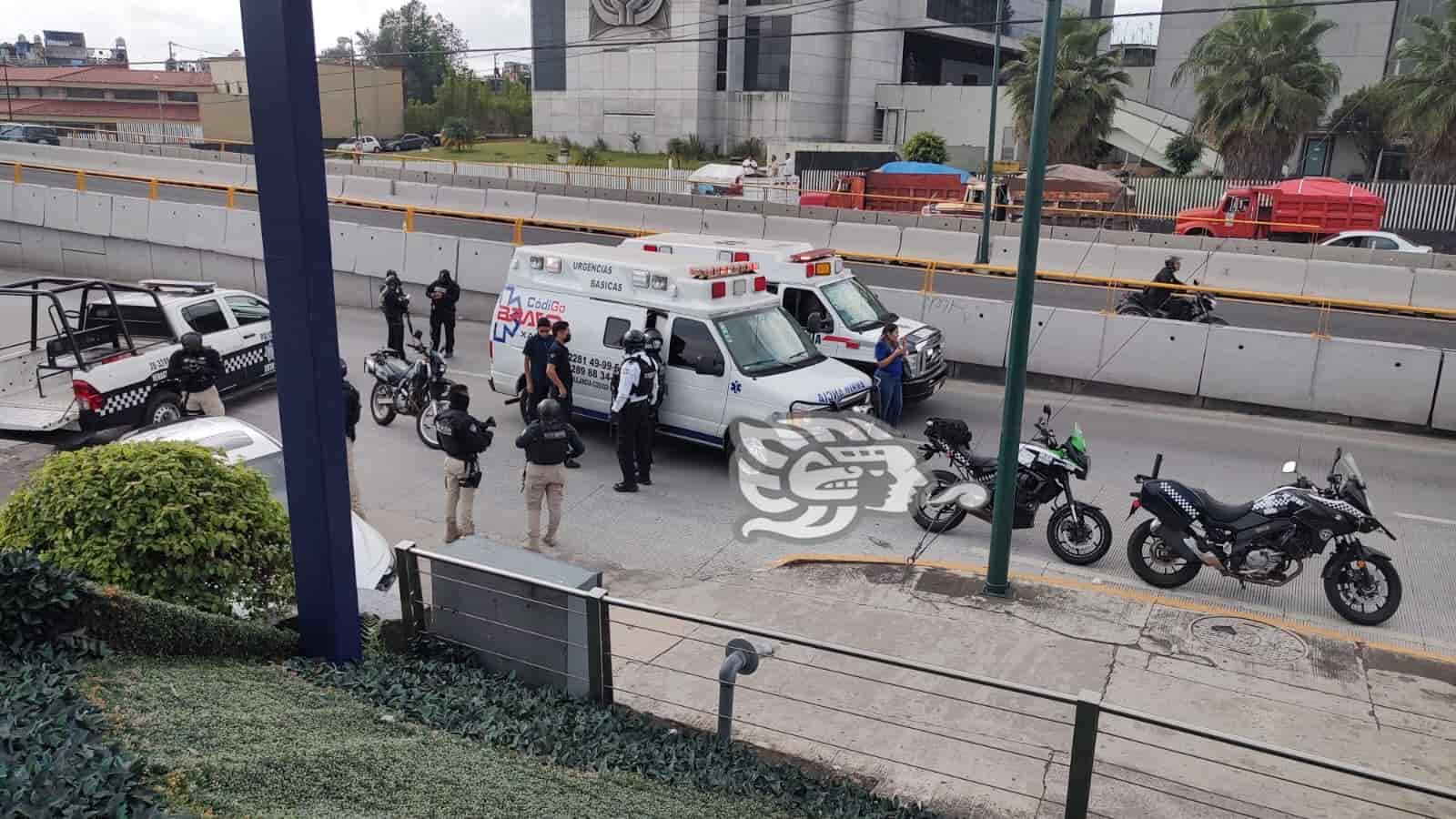 Fuerte movilización policiaca por detonaciones frente a plaza Crystal, en Xalapa