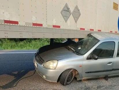 Carro quedó debajo de un tráiler, en Mapachapa