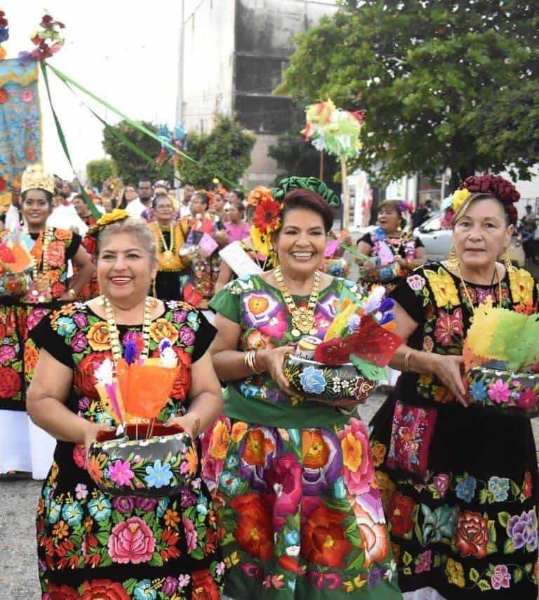 Presidenta del DIF Coatzacoalcos participa en la Guelaguetza 2022