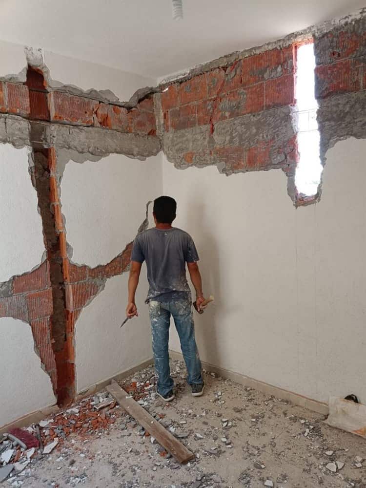 Venden casas con grietas maquilladas en Veracruz; Jazmín vive un infierno