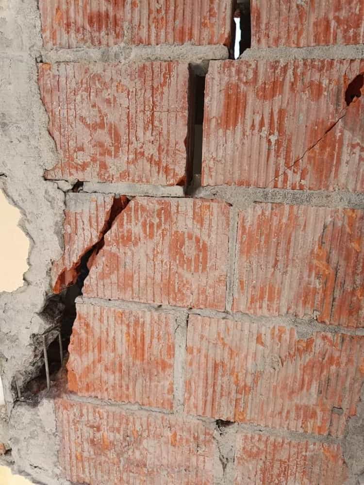 Venden casas con grietas maquilladas en Veracruz; Jazmín vive un infierno