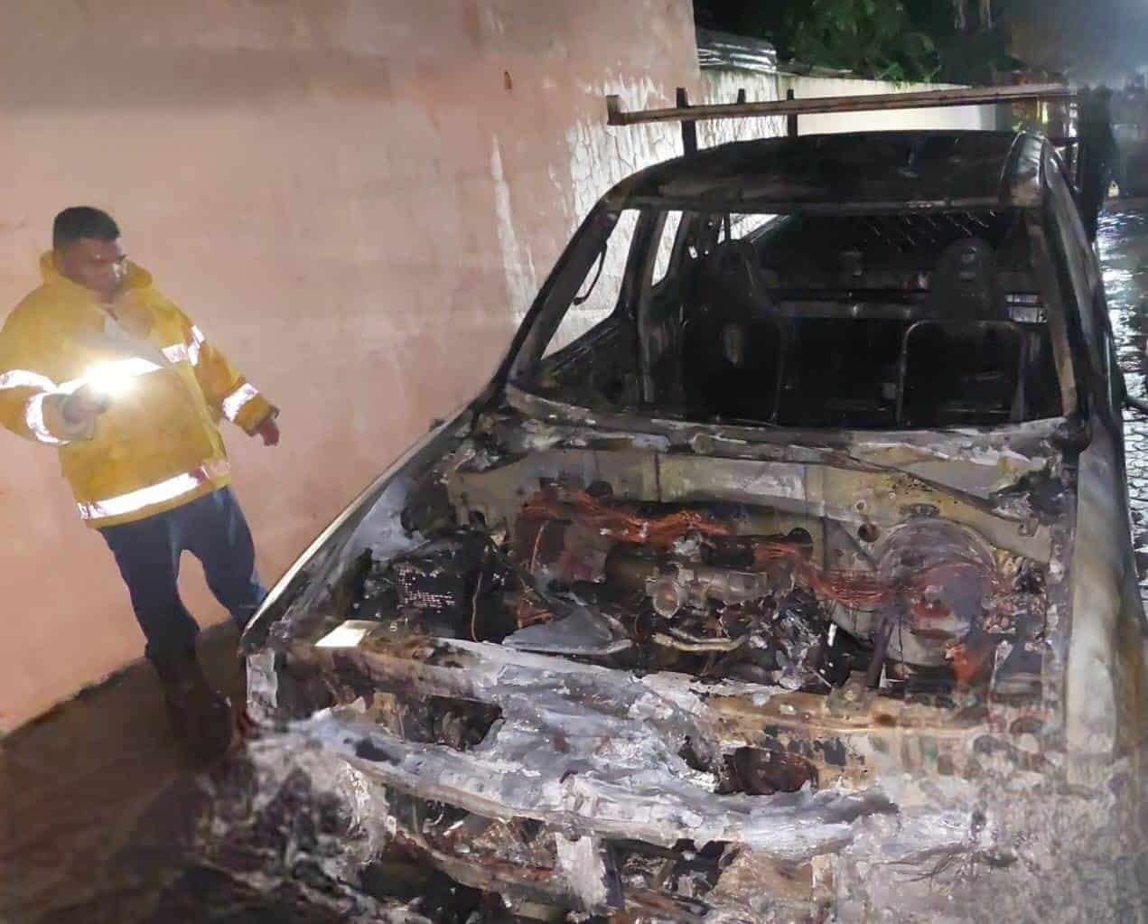 Se incendia camioneta en Tierra Blanca; fue pérdida total