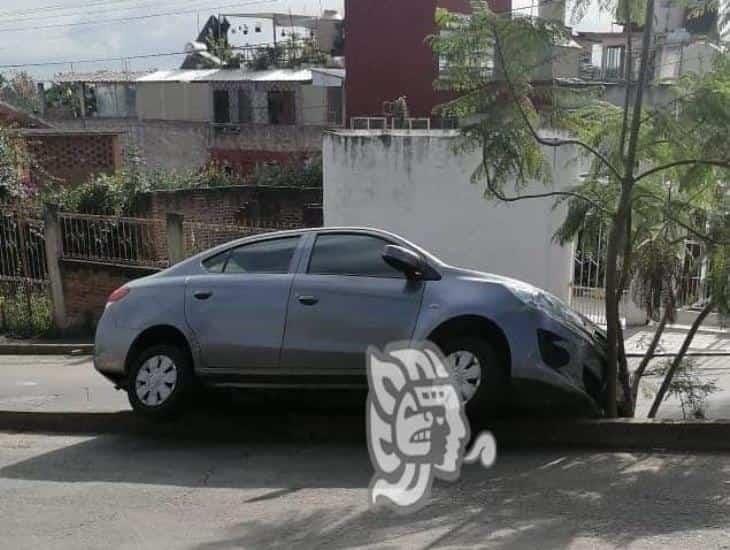 Conductor pierde el control de su auto y termina sobre camellón; pasó en Xalapa