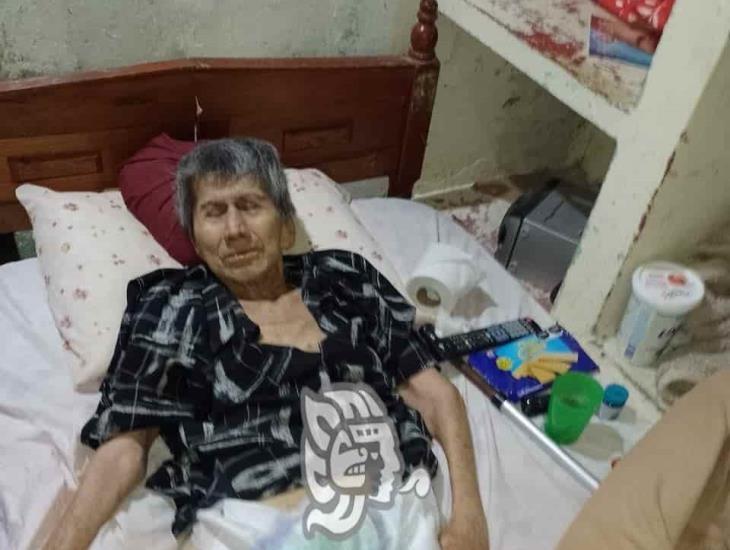 Buscan a familiares de Pedro Jiménez, vive solo en Coatzacoalcos