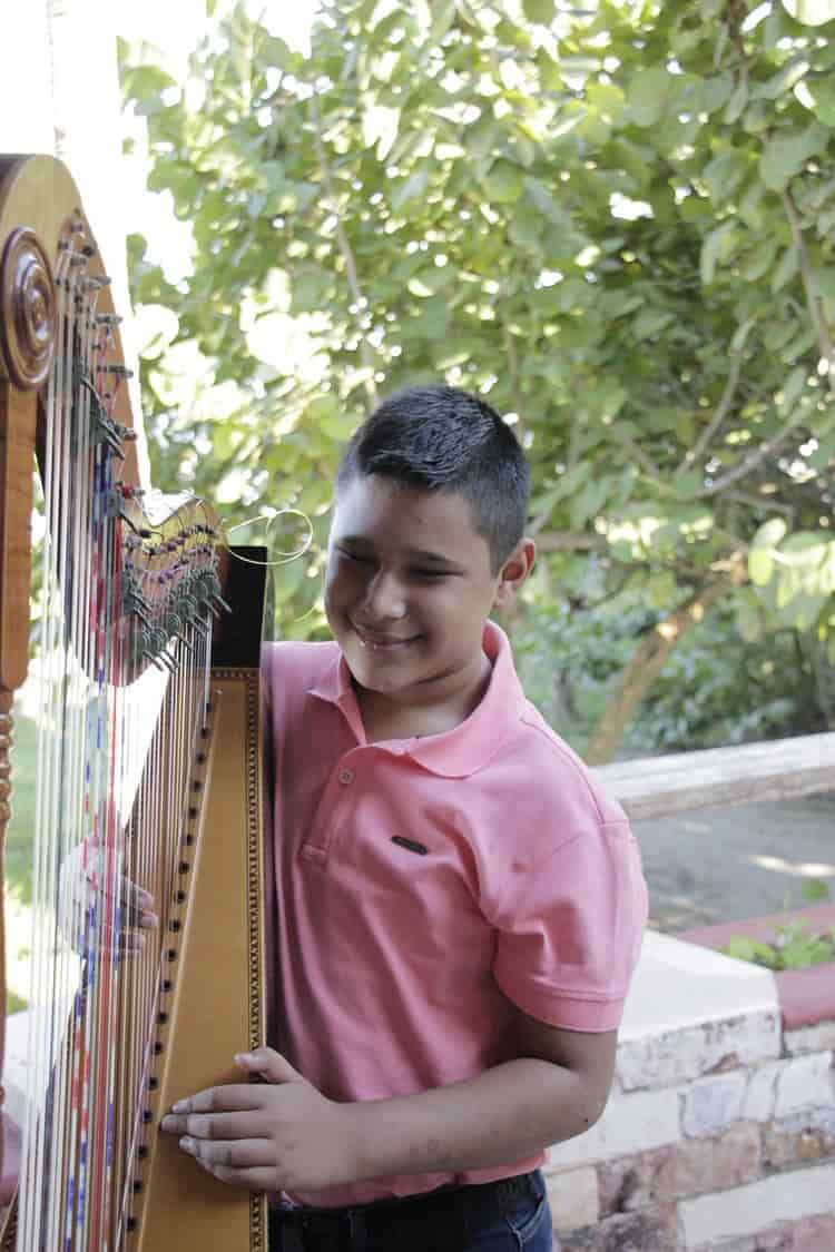 Mateo, niño arpista con ceguera, prodigio de la música(+Video)