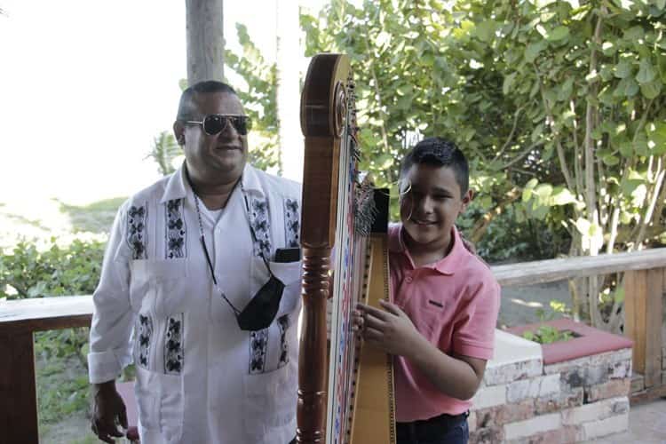 Mateo, niño arpista con ceguera, prodigio de la música(+Video)