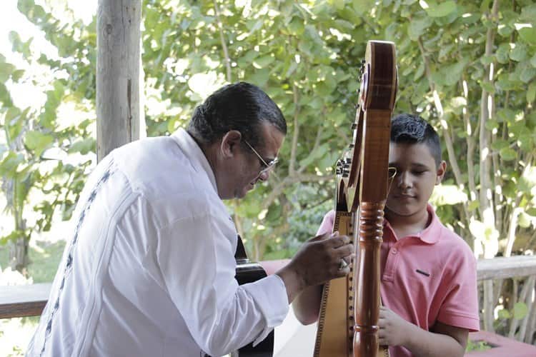 Mateo, niño arpista con ceguera, prodigio de la música(+Video)