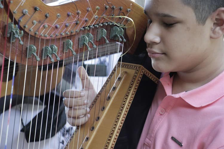 Mateo, niño arpista con ceguera, prodigio de la música(+Video)