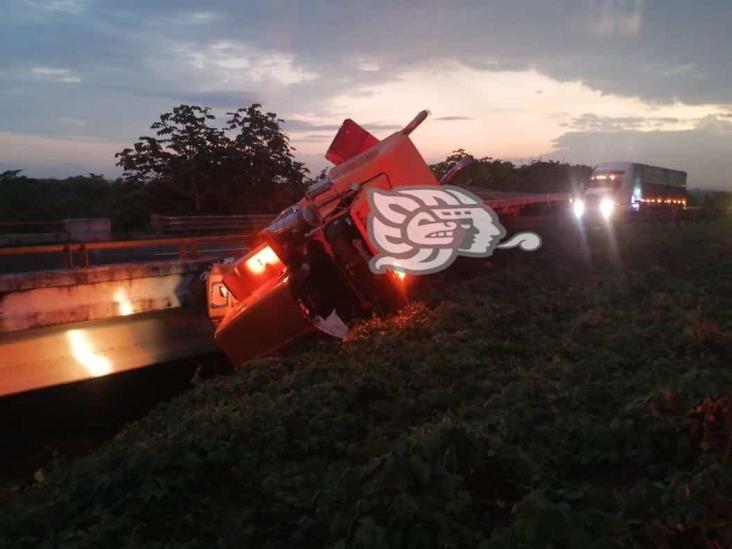 ¡A punto de caer! Trailero quedó suspendido de puente sobre autopista de Acayucan