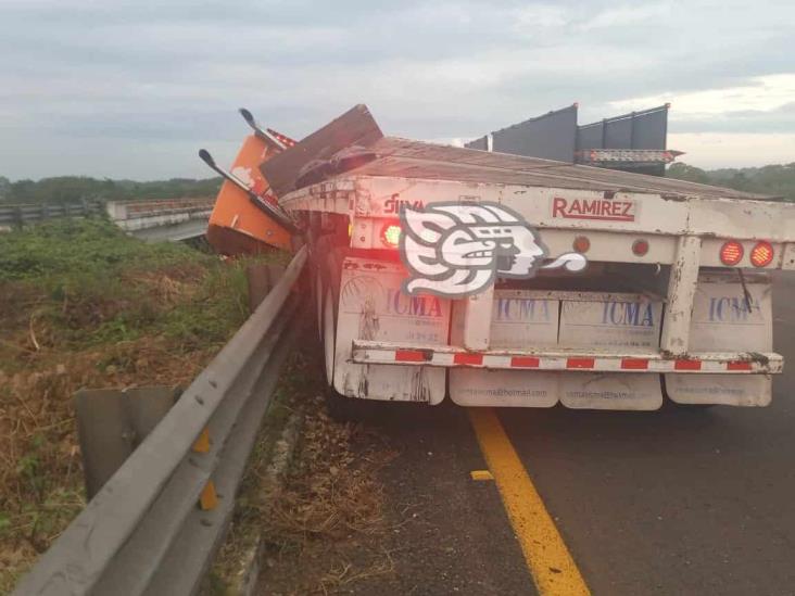 ¡A punto de caer! Trailero quedó suspendido de puente sobre autopista de Acayucan