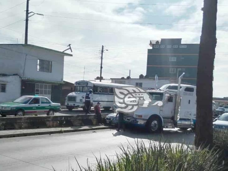 Tractocamión choca contra un auto en la avenida Lázaro Cárdenas, en Xalapa