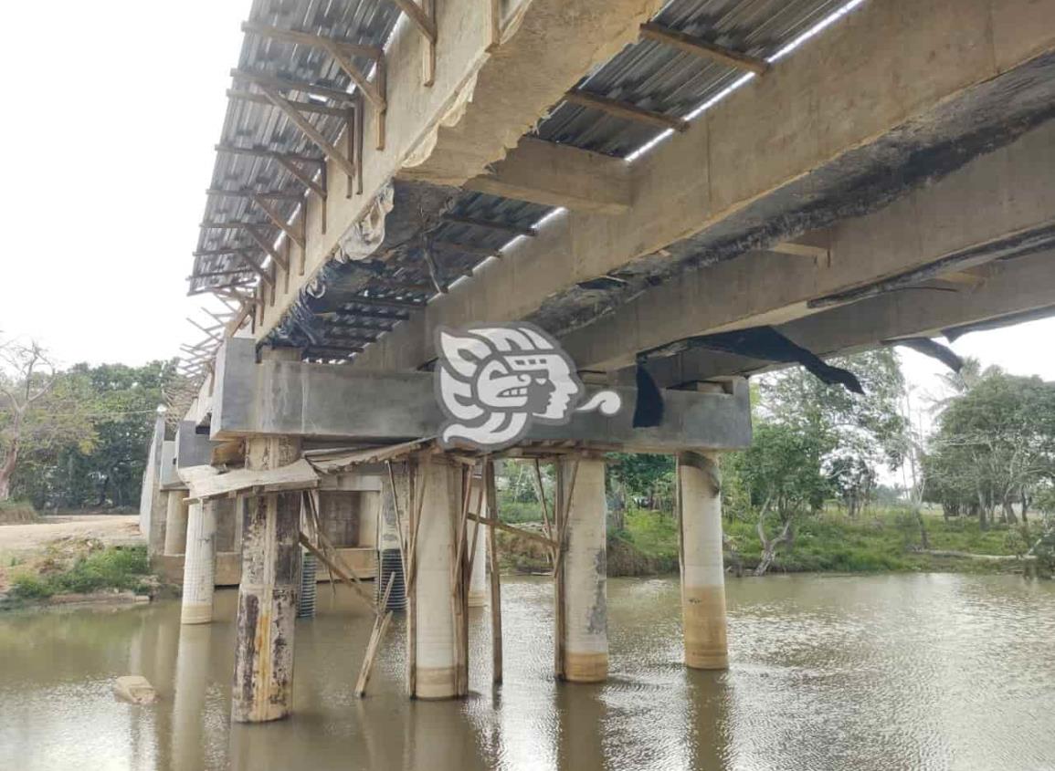 Suman otro año con puente en construcción en el abandono