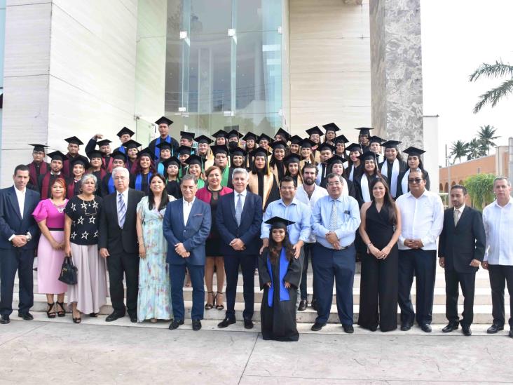 Alumnos del Centro de Estudios Veracruz (CEV) protagonizan graduación