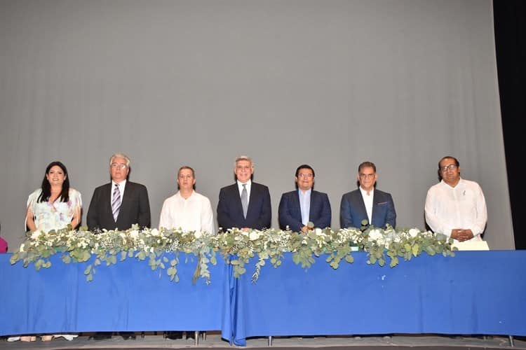 Alumnos del Centro de Estudios Veracruz (CEV) protagonizan graduación