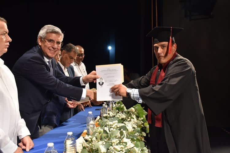 Alumnos del Centro de Estudios Veracruz (CEV) protagonizan graduación