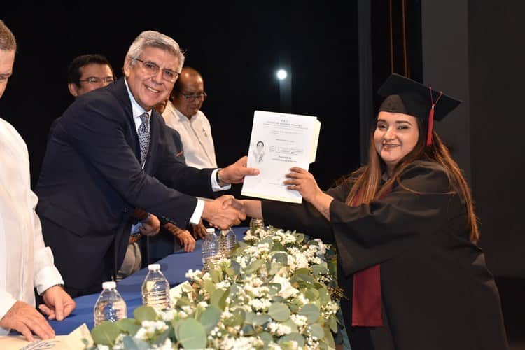 Alumnos del Centro de Estudios Veracruz (CEV) protagonizan graduación