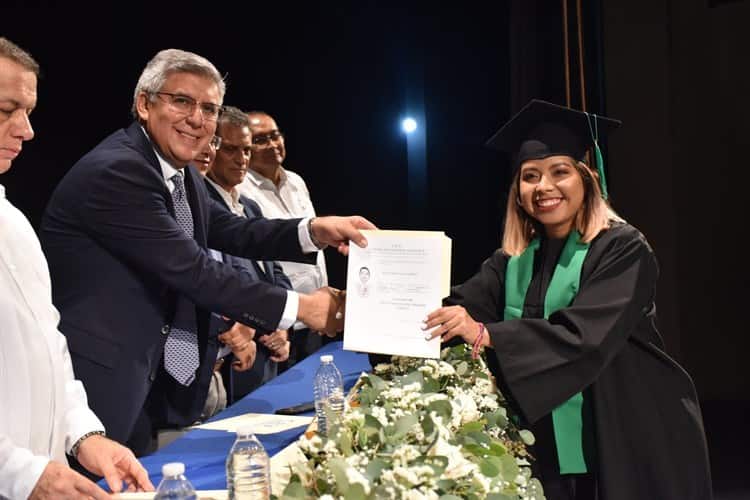 Alumnos del Centro de Estudios Veracruz (CEV) protagonizan graduación