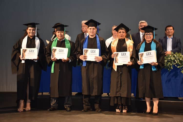 Alumnos del Centro de Estudios Veracruz (CEV) protagonizan graduación